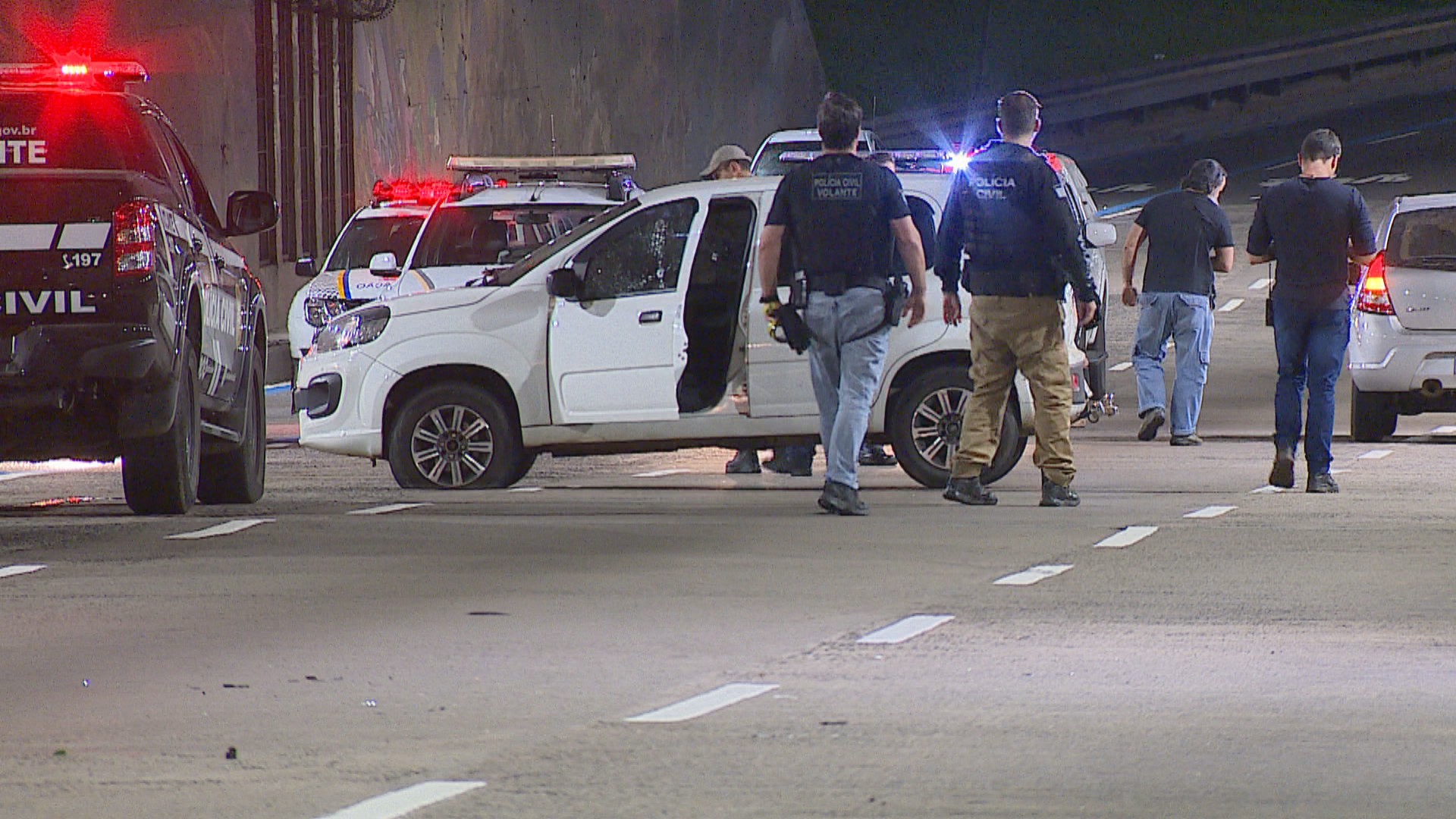 Tiroteio e carros na contramão: polícia busca suspeitos de tentativa de homicídio em túnel de Porto Alegre, diz delegado | Rio Grande do Sul