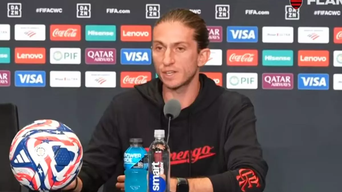 Filipe Luís explica mudança no Flamengo com Léo Ortiz entre os reservas: “Eu já tinha decidido…”
