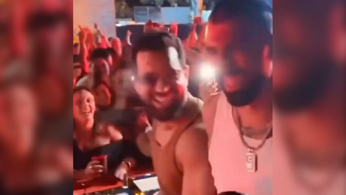 Gabigol puxa música "Vamos, Flamengo" em festa no Rio